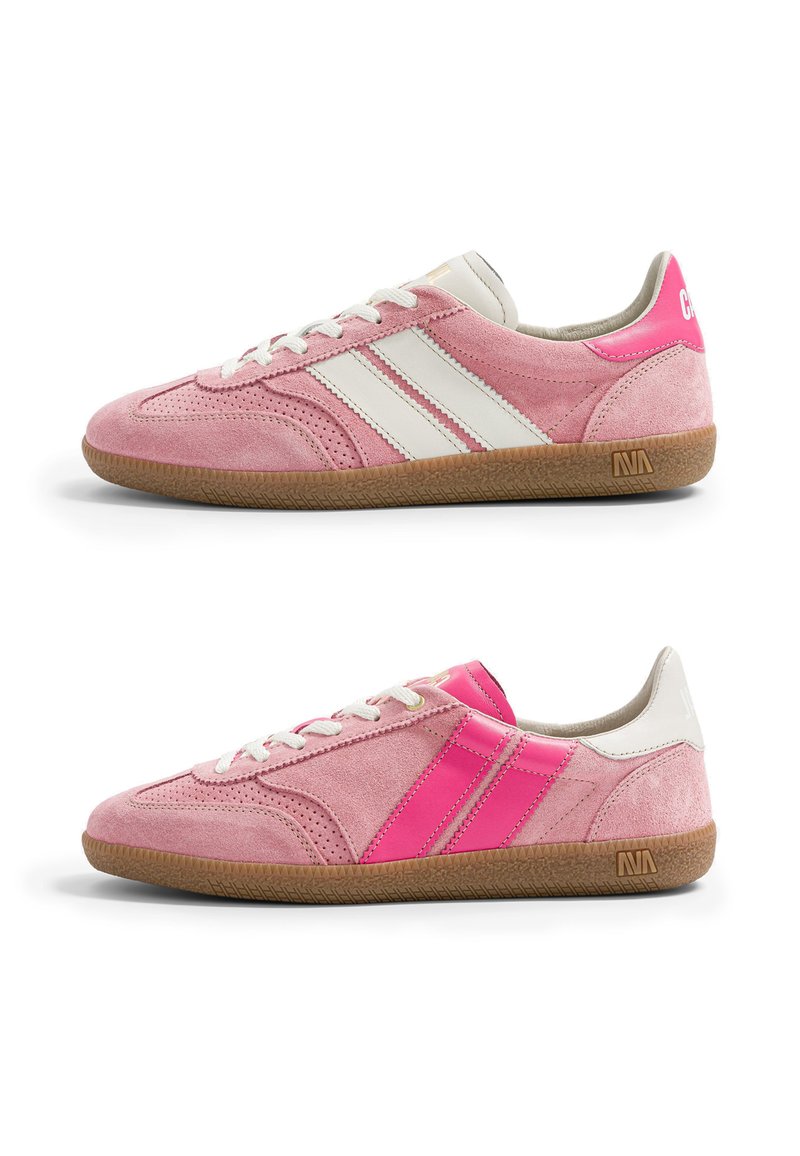 Paire de baskets basses en daim rose avec semelles en gomme, lacets blancs et bandes latérales contrastées blanches et rose vif, vues de côtés opposés.