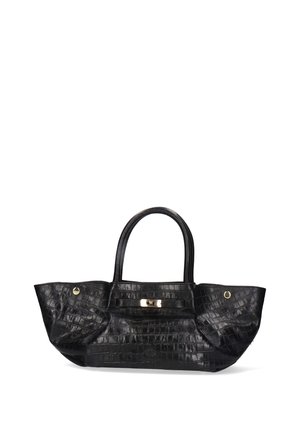 Bolso de mano de piel negra con textura de cocodrilo, que cuenta con dos asas robustas, una base plana y detalles metálicos en tono dorado.