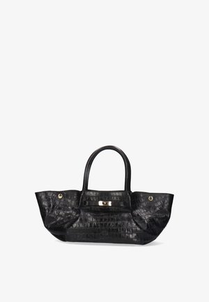 Bolso de mano de piel negra con textura de cocodrilo, que cuenta con dos asas robustas, una base plana y detalles metálicos en tono dorado.