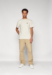 Tommy Jeans VERTICAL STRIPE TEE UNISEX - T-Shirt print - newsprint