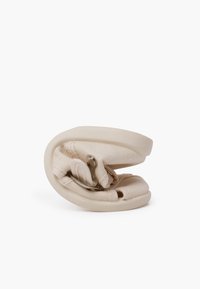 Vouwbare flip-flop in beige stof met een zachte zool, met een eenvoudig ontwerp en een metalen sluiting voor een veilige sluiting.