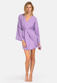 Fioletowy szlafrok w stylu kimona z szerokimi rękawami i paskiem w talii. Gładki, lekki materiał delikatnie opada, o długości do kolan.