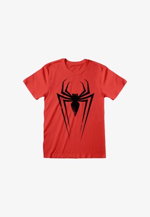 T-shirt in cotone rosso con una grafica di ragno nero dalle zampe allungate e dettagli affilati, posizionata centralmente sul davanti.