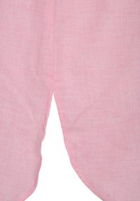 Il tessuto di lino di un rosa chiaro presenta una superficie liscia con una leggera lucentezza, mostrando un design con bordi curvi e un sottile motivo di tessitura.