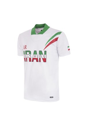 Wit sportshirt met groene kraag, "I.R. IRAN" tekst in rood, wit en groen, gestileerde strepen op de schouder en de Iraanse vlag op de mouw.