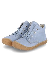 Stivaletti alla caviglia in pelle azzurro chiaro con suola in gomma, design con lacci e occhielli argentati. Presenta cuciture in contrasto sui bordi.