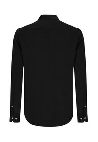 Sort skjorte med lange ærmer, lavet af glat stof, har en klassisk krave og knapmanchetter, med en buet kant og uden synlige mønstre.