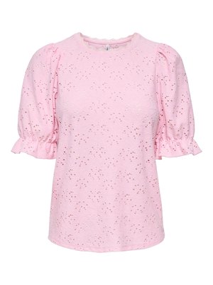 Lyserød kortærmet bluse med puffede ærmer og hulmønster af blonder over det hele, med rund halsudskæring og flæsekanter på ærmerne.
