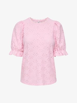 Lyserød kortærmet bluse med puffede ærmer og hulmønster af blonder over det hele, med rund halsudskæring og flæsekanter på ærmerne.