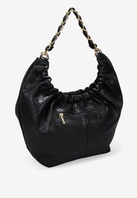 Bolso de mano de cuero negro con parte superior fruncida, un asa de cadena trenzada y un bolsillo con cremallera en la parte frontal. Textura suave con un patrón sutil.