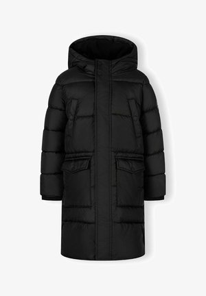 Doudoune noire avec capuche, dotée d'une fermeture par boutons et zip, de deux poches avant et de poignets côtelés. Texture lisse et brillante.