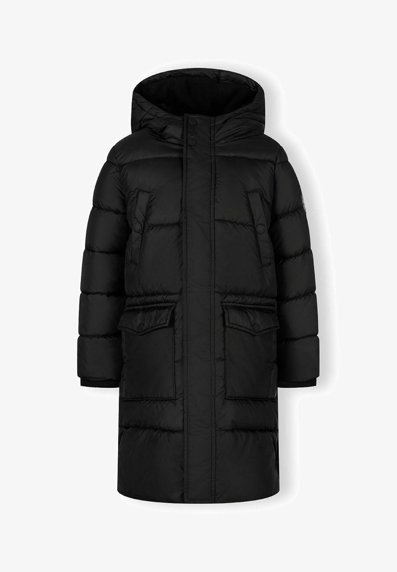 Juodas pūkinis paltas su gobtuvu, su mygtuku ir užtrauktuku, dviem priekinėm kišenėm ir stangriom rankovėm. Lygus, blizgus paviršius.