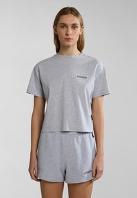 Grijze katoenen T-shirt met korte mouwen en een cropped ontwerp, voorzien van een klein logopatch, gecombineerd met bijpassende grijze shorts met een vergelijkbaar logo.