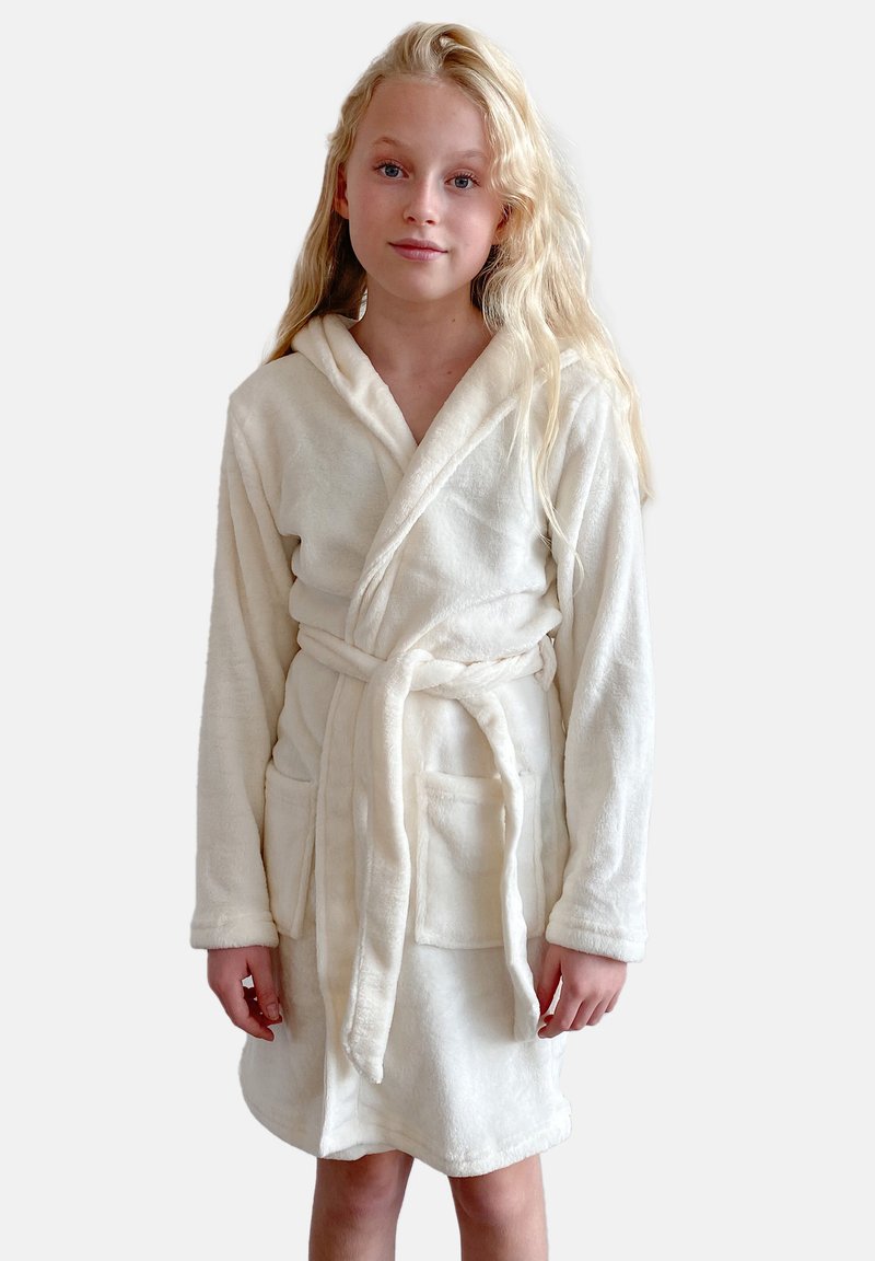 Hvid fleece badekåbe med hætte, lange ærmer, bælte i taljen og to forlommer, med en blød tekstur og behageligt design.