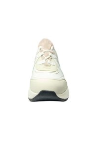 Hvide lædersneakers med en rund tå, blød lyserød foring og flade snørebånd. Har en tekstureret sål og subtile grønne detaljer.