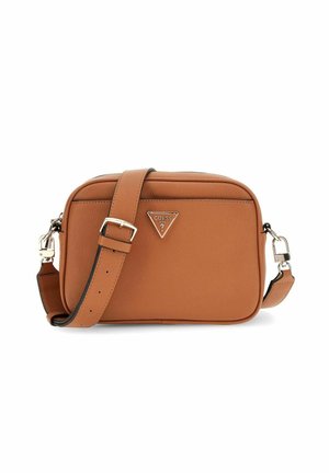 Sac en cuir marron à porter en travers, avec une surface texturée, une forme rectangulaire, une sangle ajustable et un logo triangulaire argenté sur le devant.