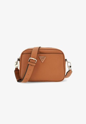 Sac en cuir marron à porter en travers, avec une surface texturée, une forme rectangulaire, une sangle ajustable et un logo triangulaire argenté sur le devant.