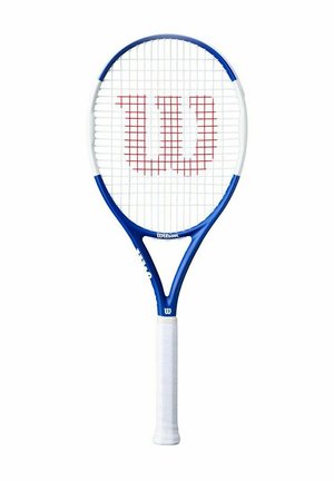 Blauwe en witte tennisracket met een gestructureerde witte grip. Heeft een groot ovaal racketblad en een rood "Wilson" logo op de snaren.