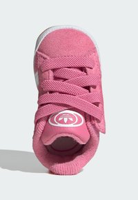 Růžová teniska vyrobená z nubuku a síťoviny, s bílým logem na jazyku, plochými tkaničkami a polstrovaným límcem pro pohodlí.