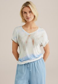 Lahki, t-shirt z v-izrezom iz mehkega bombažnega blaga z pastelno tie-dye vzorcem, ki ima zavite rokave in sproščen kroj.
