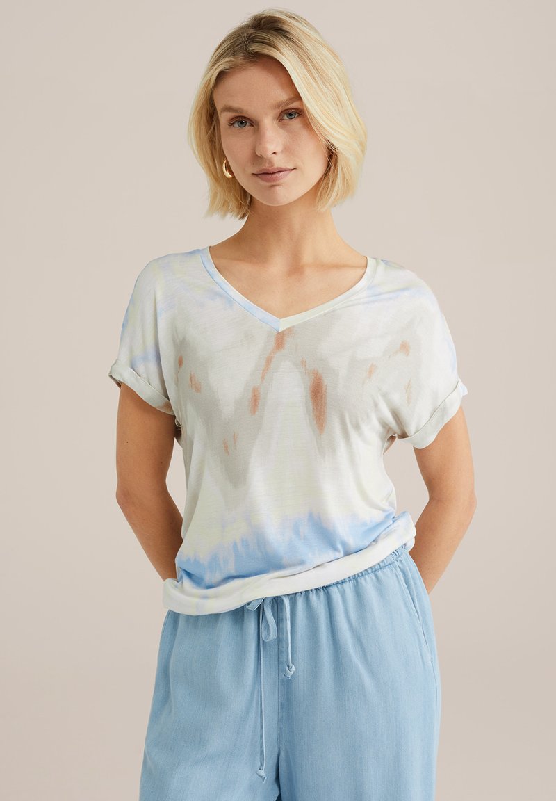Lahki, t-shirt z v-izrezom iz mehkega bombažnega blaga z pastelno tie-dye vzorcem, ki ima zavite rokave in sproščen kroj.