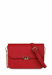 Červená kožená crossbody taška s hladkým povrchem, zlatými kovovými detaily a skládacím víkem s charakteristickým trojbodovým emblémem.