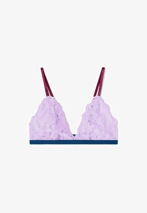 Bralette de encaje en color lavanda claro con patrón floral, con tirantes burdeos y una banda elástica azul marino en la base.
