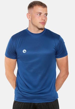 Blaues kurzärmliges Sportshirt aus glattem, atmungsaktivem Material; verfügt über einen runden Halsausschnitt und ein kleines Logo auf der Brust.