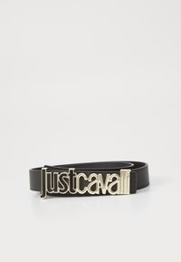 Zwarte leren riem met een grote, goudkleurige metalen gesp met de reliëftekst "Just Cavalli." Glad textuur, klassieke uitstraling.