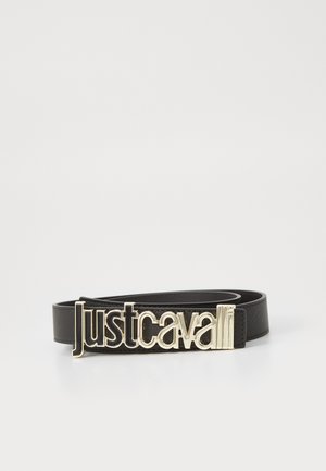 Zwarte leren riem met een grote, goudkleurige metalen gesp met de reliëftekst "Just Cavalli." Glad textuur, klassieke uitstraling.