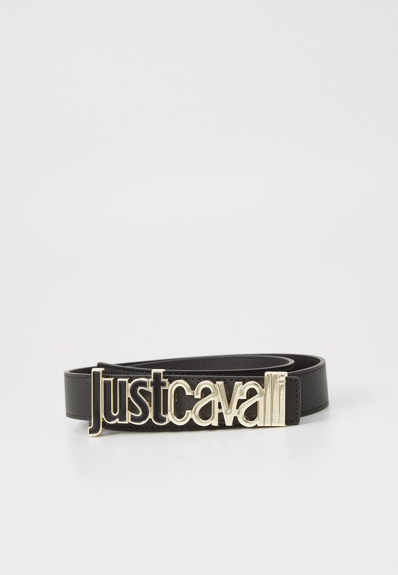 Zwarte leren riem met een grote, goudkleurige metalen gesp met de reliëftekst "Just Cavalli." Glad textuur, klassieke uitstraling.