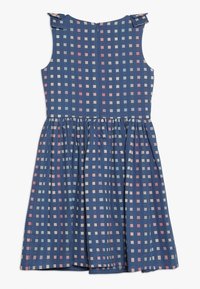 Modré bezrukávové šaty s kostkovaným vzorem v růžových a krémových čtvercích, s nařasenou sukní a knoflíkovými detaily na ramínkách.