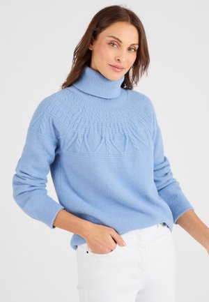 Pull à col roulé bleu clair avec un motif tricoté texturé sur le haut. Fabriqué en matériau doux, avec des manches longues et des poignets côtelés.
