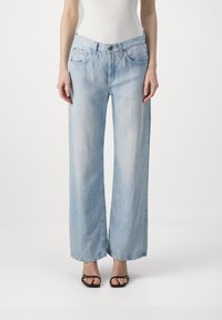 Vaaleansiniset leveälahkeiset farkut, joissa on korkea vyötärö, klassinen viiden taskun malli ja hienovarainen haalistuma. Valmistettu pehmeäpintaisesta denimmateriaalista.