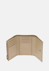 Portafoglio in pelle beige con texture liscia, dotato di molteplici scomparti per carte, un vano con zip e chiusura a scatto.