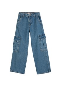 Pantalones cargo de denim azul claro con piernas anchas, bolsillos frontales y bolsillos cargo a los lados, con detalles de costura visibles.