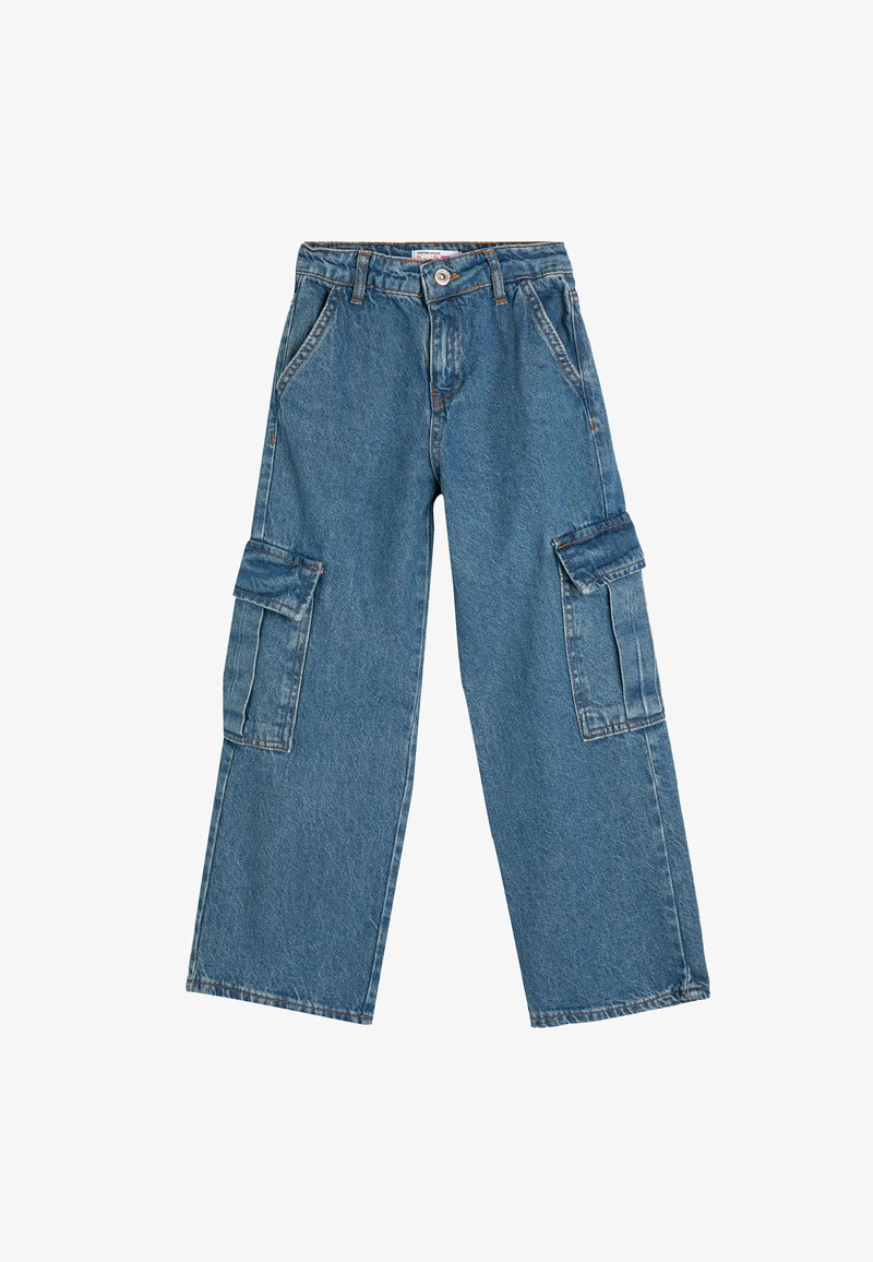 Pantaloni cargo in denim blu chiaro con gambe ampie, tasche frontali e tasche cargo a patta sui lati, con dettagli di cucitura visibili.