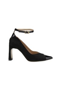 Escarpin à talon haut en daim noir avec un bout pointu et un embout en cuir verni. Il comporte une bride de cheville noire avec une boucle dorée et un talon transparent.