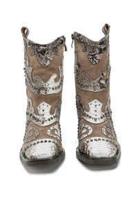 Botas de tobillo de estilo occidental, hechas de ante y cuero, con patrones intrincados, tachuelas metálicas y acentos texturizados en tonos beige y marrón.