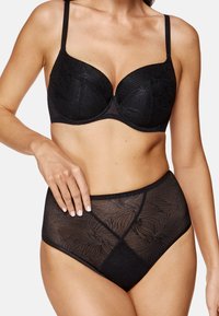 Czarny komplet bielizny składający się z usztywnianego biustonosza z koronkowymi zdobieniami oraz wysokich majtek z siateczkową fakturą o podobnym wzorze.