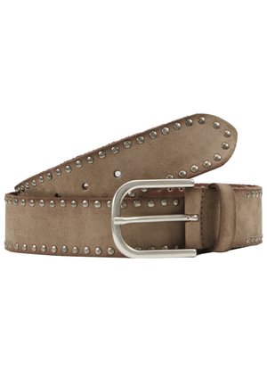 Ceinture en daim marron clair avec des clous en métal argenté le long du bord et une boucle rectangulaire en métal. Texture douce, extrémités effilées.