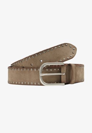 Suède riem in lichtbruin met zilverkleurige studs langs de rand en een rechthoekige metalen gesp. Zachte textuur, taps toelopende uiteinden.