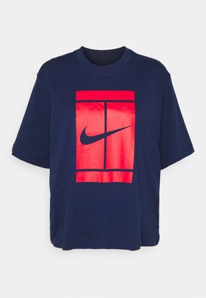 Granatowy krótki T-shirt z dużym czerwonym prostokątnym grafiką przedstawiającą czarne logo Nike Swoosh na środku.
