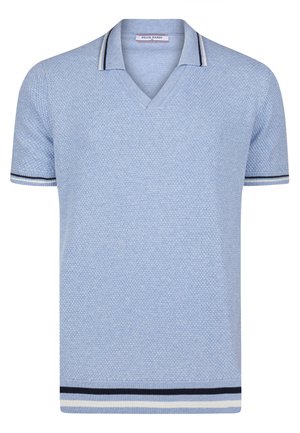 Polo de manga corta azul claro con tejido texturizado, presenta un cuello en V y acentos a rayas en azul marino y blanco en el cuello y el dobladillo.