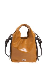 Brązowa sztuczna torebka o teksturowanym wykończeniu, z uchwytem w kształcie pętli i regulowanym paskiem, z logo "BIMBA Y LOLA" z przodu.