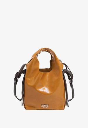 Bruine synthetische handtas met een gestructureerde afwerking, voorzien van een lus handvat en een verstelbare schouderriem, met het merk "BIMBA Y LOLA" op de voorkant.