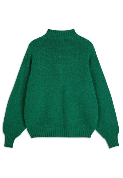 Zeleni pleteni pulover s visokim vratom, niskim ramenima i rebrastim manžetama. Tekstura je meka, a boja je živahno, jednolično zelena.