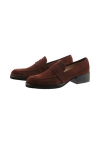 Brązowe zamszowe loafersy z podniesionym detalem paska, prostokątnym noskiem i blokowym obcasem. Gumowa podeszwa zapewniająca przyczepność. Klasyczny design.