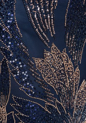 Tissu bleu foncé avec une broderie florale complexe en sequins dorés et bleu marine formant des motifs de pétales détaillés.