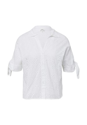 Weiße Kurzarmbluse mit gesticktem Ösenmuster, Knopfleiste vorne, Kragen und gebundenen Ärmel-Details, aus leichtem Baumwollstoff gefertigt.